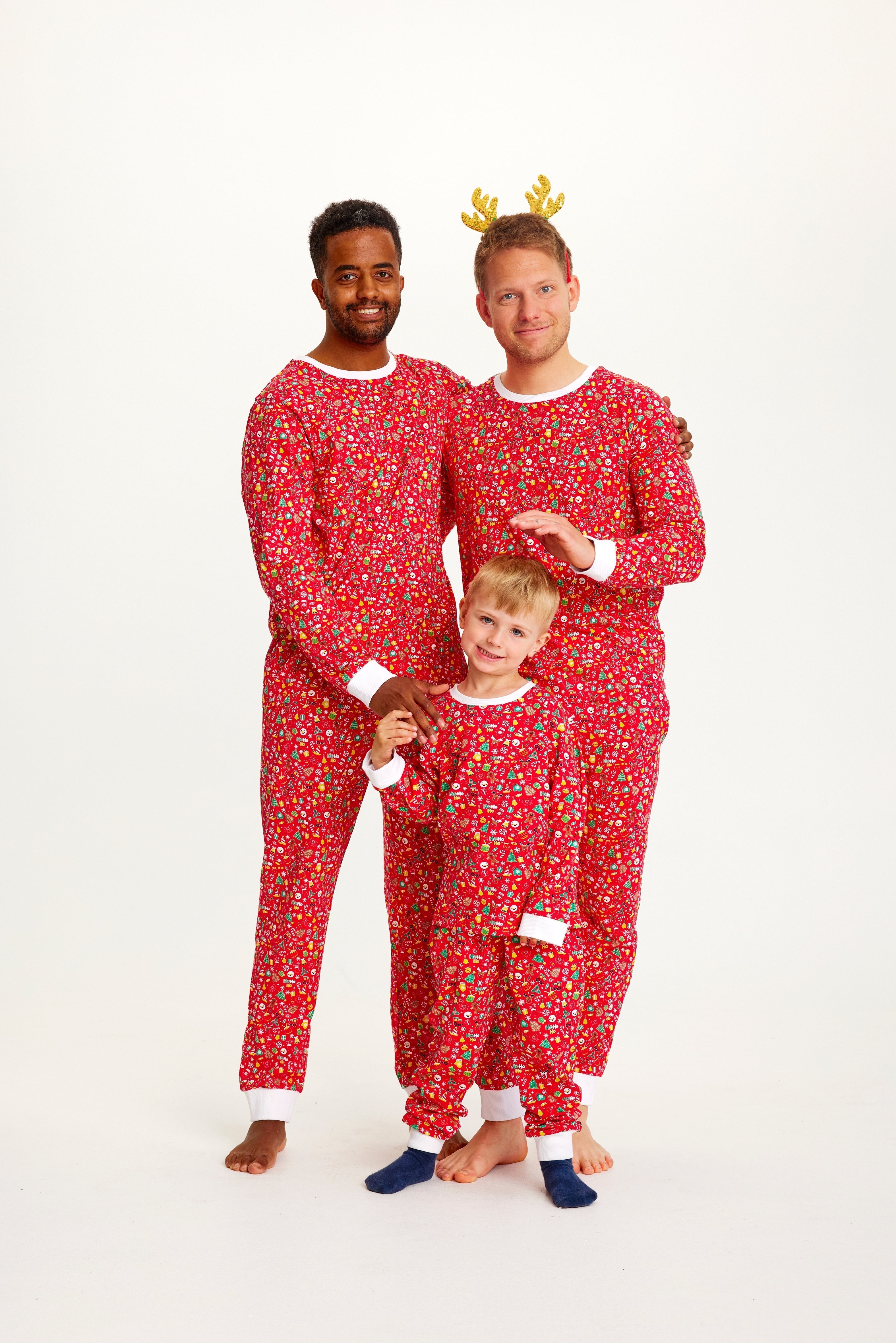 Een gezin in een rode kerstpyjama.
